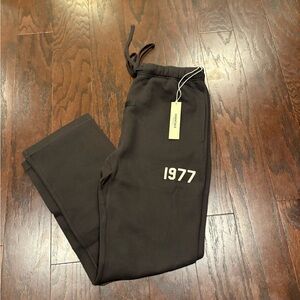 NEW Fear of God Essentials 1977 Relaxed Fit Straight Sweatpants Iron Size XL NWT